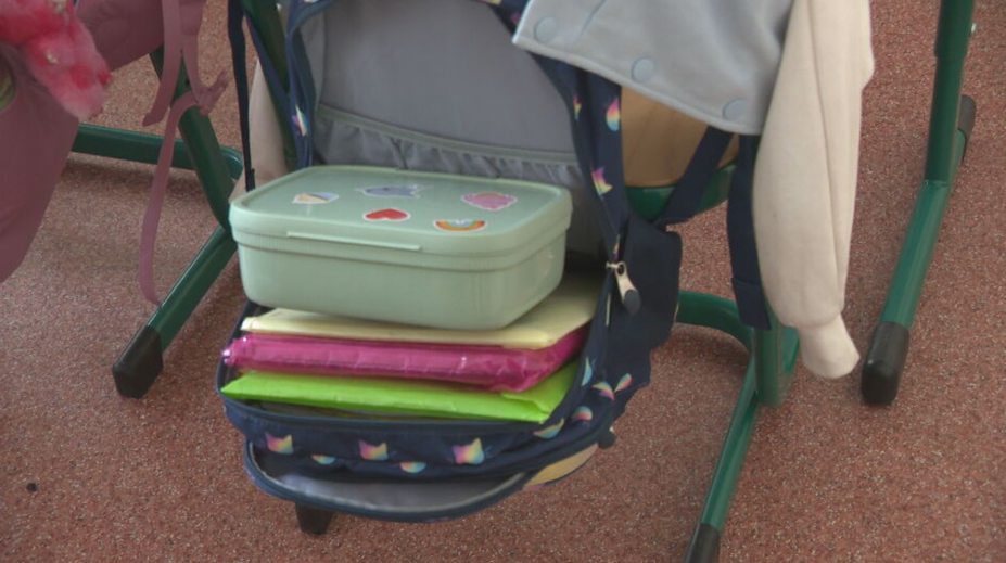 Ťažké školské tašky môžu deťom kriviť chrbticu. Prinášame odporúčania lekárov