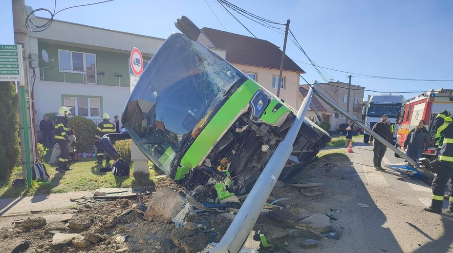 FOTO: Dopravná nehoda autobusu pri Zvolene. Zasahujú všetky záchranné zložky, privolali aj vrtuľník