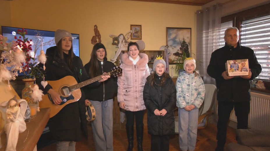 Šíria vianočné čaro a pomáhajú. Otec s dcérami dary za spievanie kolied venujú deťom v Afrike