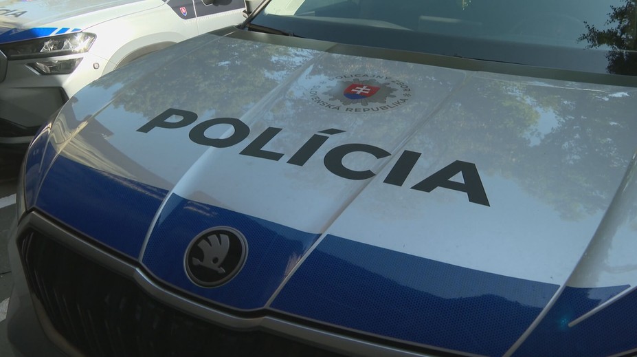 Pri Bánovciach nad Bebravou sa zrazilo osobné auto s nákladiakom. Na miesto vyslali všetky záchranné zložky