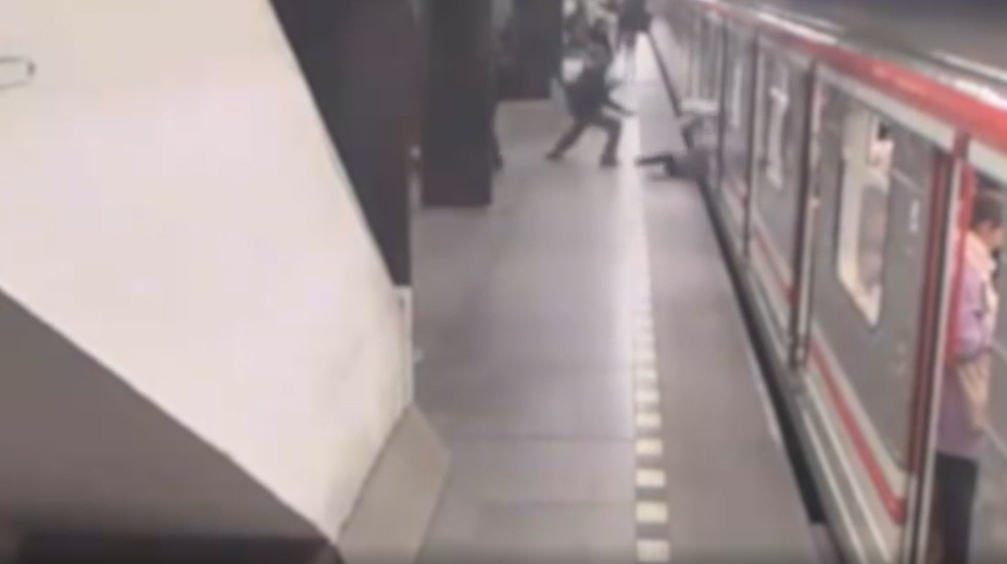 VIDEO: Sekundy od tragédie. Žena v Prahe spadla pod metro, zachránili ju cestujúci