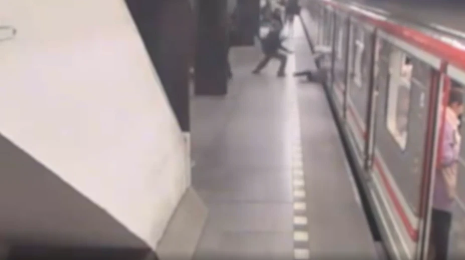 VIDEO: Sekundy od tragédie. Žena v Prahe spadla pod metro, zachránili ju cestujúci