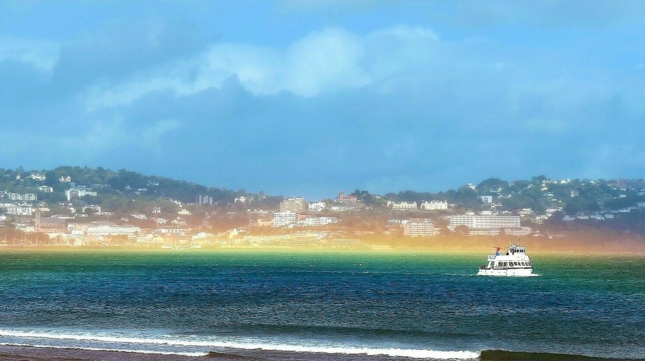 VIDEO: Unikátny prírodný úkaz. Po mohutnej búrke sa na mori zjavila horizontálna dúha