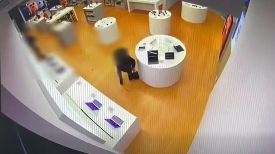 VIDEO: Agresívny Ukrajinec ničil elektroniku v bratislavskom nákupnom centre. Spôsobil škodu za tisíce eur