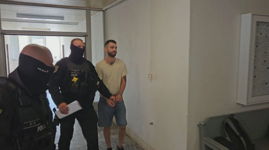 Zvrat v prípade útoku na závod s dronmi. Štvrtý obvinený bude stíhaný na slobode