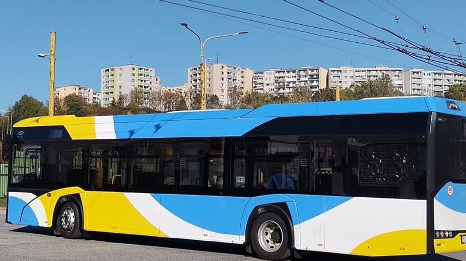 Časté nezhody a nutné zásahy polície: Ďalšie mesto ohlásilo telové kamery pre revízorov