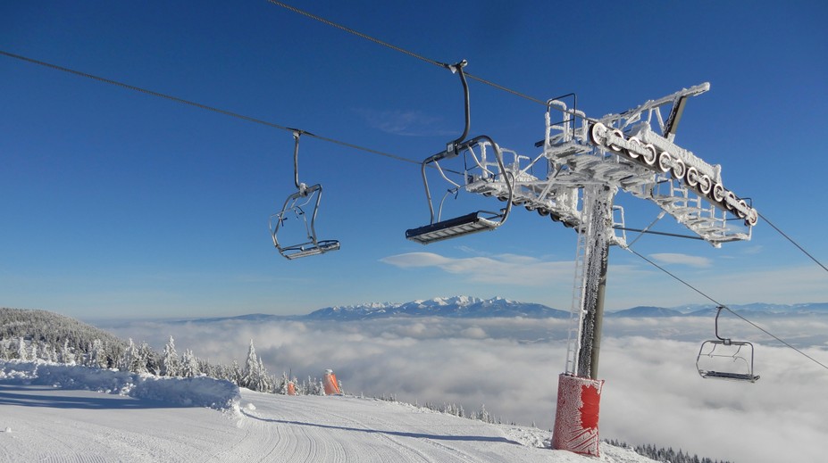 Mimoriadny výpadok elektriny na Orave. Bez prúdu ostali tisíce domácností aj lyžiarske stredisko
