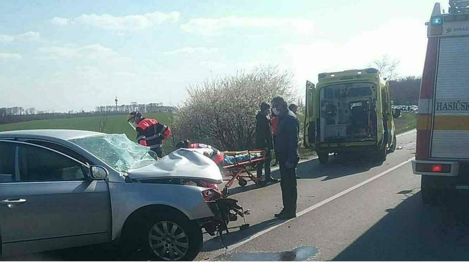 Nehoda pri Nitre: Po zrážke dvoch áut zomreli dvaja ľudia