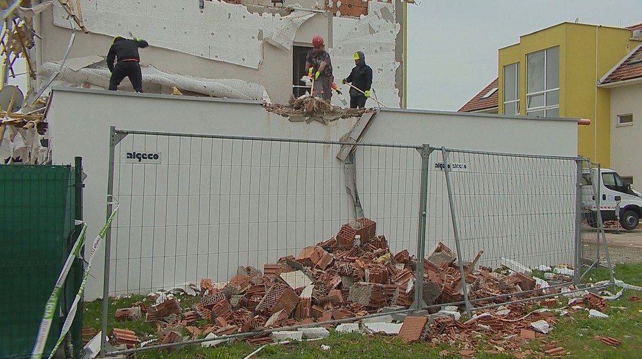Vyšetrovanie výbuchu bytovky v Bielom Kostole je na konci. Dve rodiny s malými deťmi stále nemajú domov