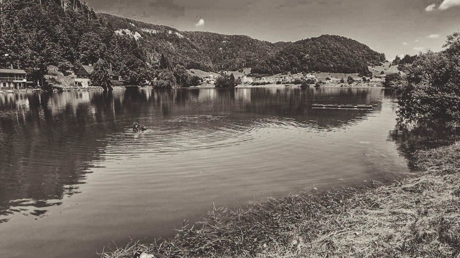 Tragický víkend na slovenských jazerách: Muž skočil do vody a už sa nevynoril