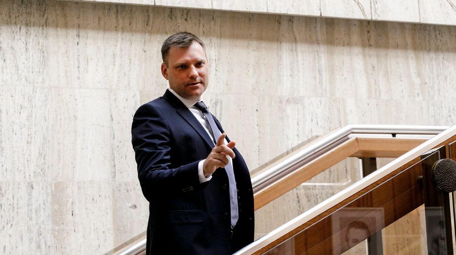 Tarabu pobúrila dúhová vlajka so štátnym znakom. Polícia to odmietla riešiť