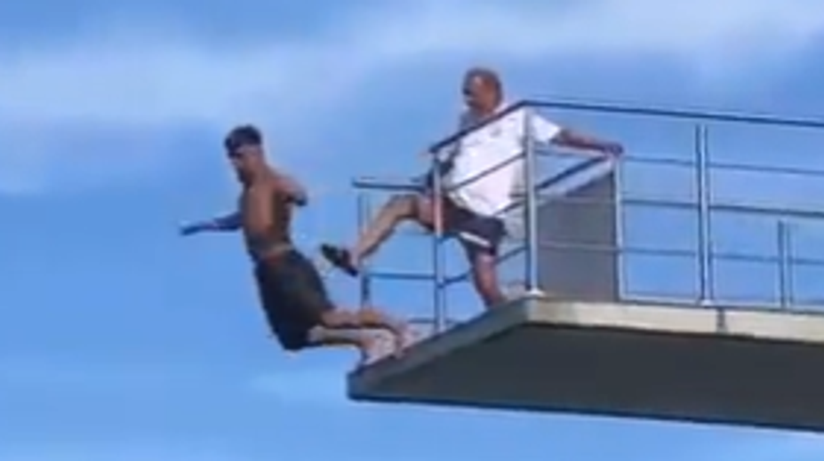 VIDEO: Zábery, ktoré šokovali internet. Plavčík v Rakúsku skopol zo skokanskej veže mladíka