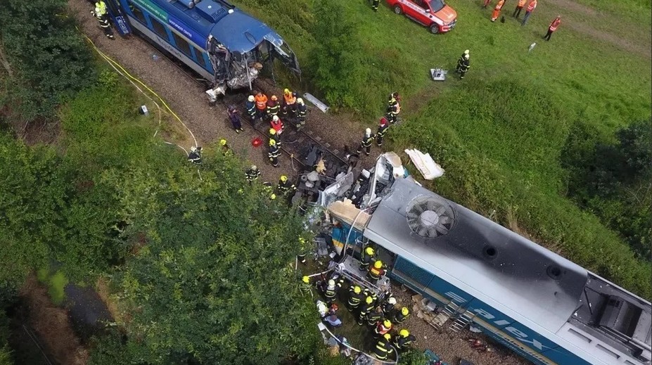 Letecké zábery z tragickej zrážky vlakov. Nehoda pri Domažliciach má najmenej tri obete