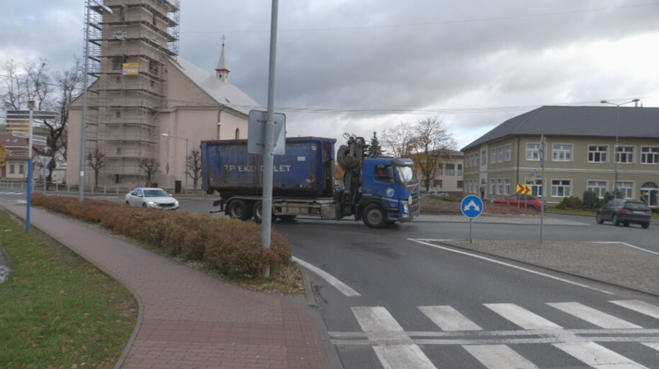 Po 20 rokoch dostali v Tvrdošíne obchvat. Kamióny ubudli, no nastala zvláštna situácia