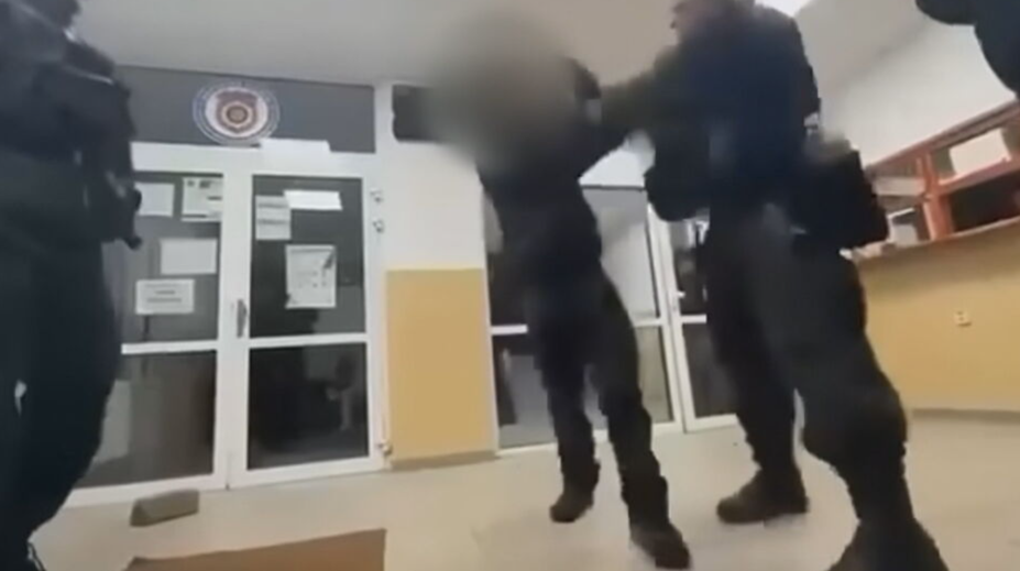VIDEO: Jedna facka za druhou. Šokujúce zábery z Galanty, policajt bil tínedžera