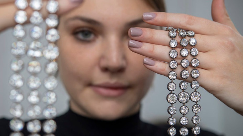 Cestovali časom. Dva diamantové náramky Márie Antoinetty vydražili za dvojnásobok očakávanej ceny