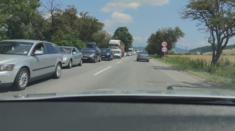 Výstavba diaľnice, ktorá by odbremenila Ružomberok, mešká. Nové riešenie prinieslo ďalšie kolóny