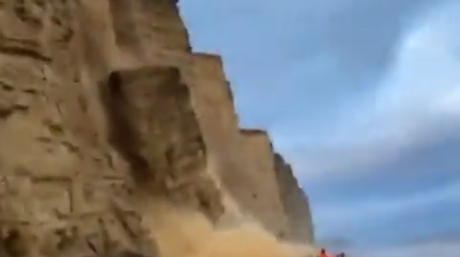 VIDEO: Zábery ako z dramatického filmu. Turisti len o chlp unikli padajúcemu útesu