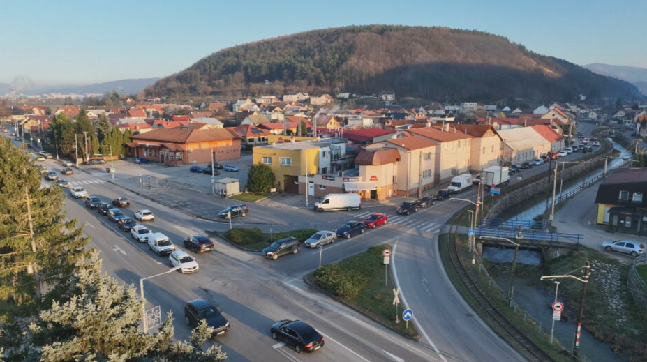 Kolóny áut a neochota vodičov niekoho pustiť. Už 20 rokov sa volá po riešení problémovej križovatky