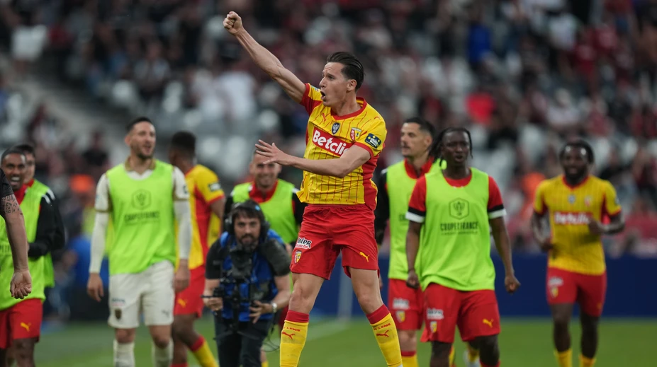 Lens v závere vydarenej sezóny oslavuje trofej. Prvýkrát v histórii získal domáci pohár
