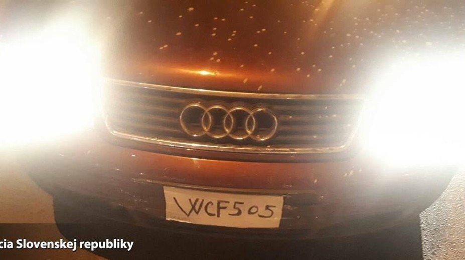 Tvorivosti sa medze nekladú. Auto malo namiesto okna igelit a miesto značky kus papiera