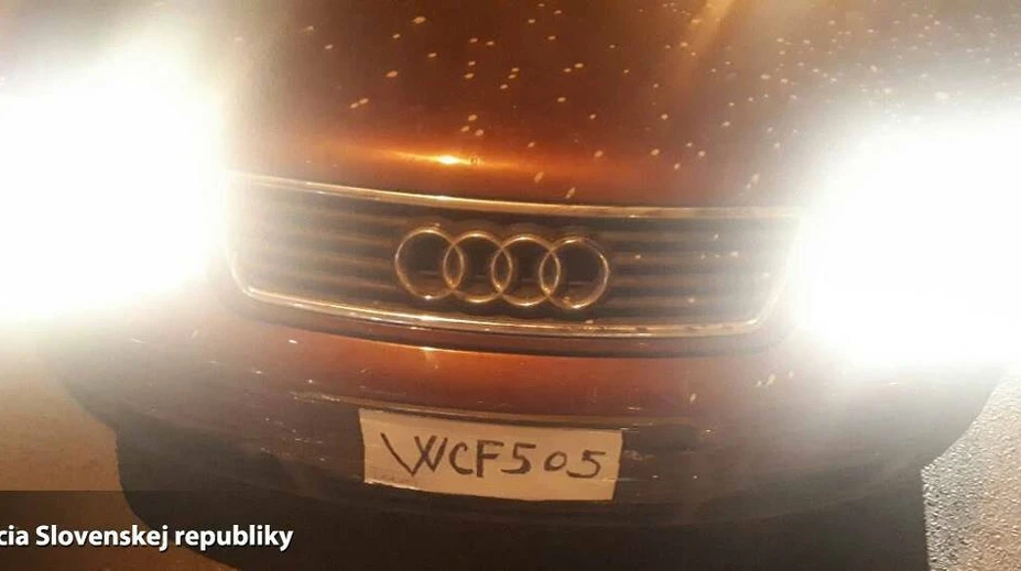 Tvorivosti sa medze nekladú. Auto malo namiesto okna igelit a miesto značky kus papiera