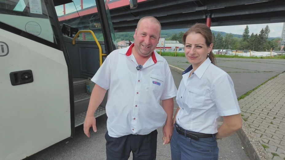 Lucia sa rozhodla nasledovať svojho manžela aj v kariére. Dvojica dnes vozí ľudí autobusmi