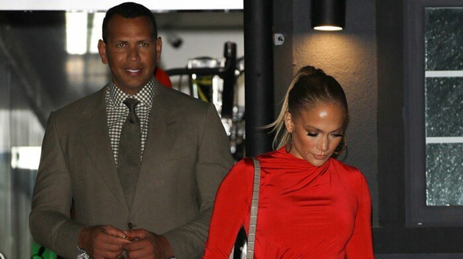 JLo ako bohyňa v červenom: Minišaty odhalili vymakané nožiská