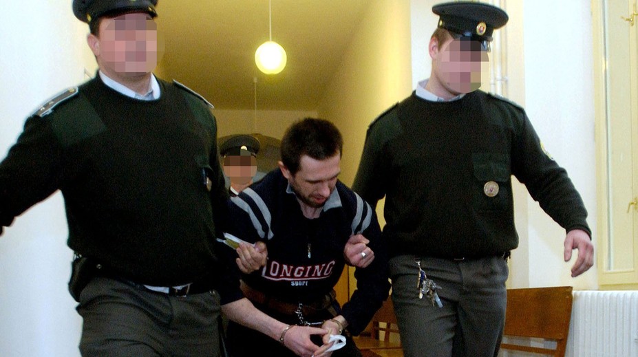 To je on! Trojnásobný vrah Peter Laduna dnes vrazil "bacharovi" rovno na súde