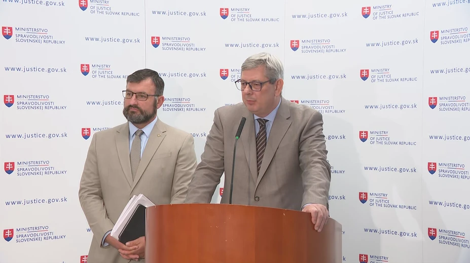 Kto pochybil pri zverejňovaní citlivých údajov? Nový obchodný register riadne schválila vláda aj parlament