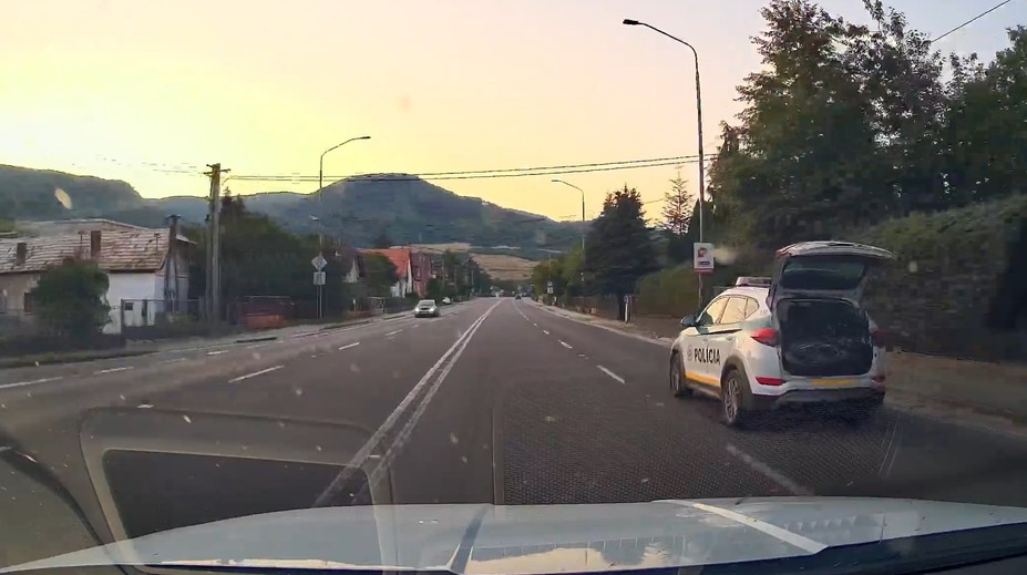 Bežným Slovákom za to hrozí pokuta. Čitatelia sa pýtajú: Prečo policajtom nie? (VIDEO)