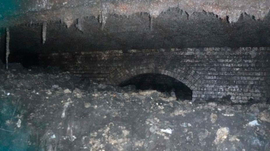 Kanalizáciu v britskom meste upchal 64-metrový šúľanec tuku a utierok