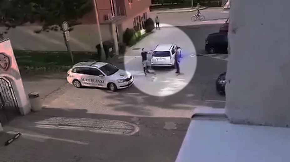 Dráma v Prievidzi na videu: Za bieleho dňa muž vytiahol na iného zbraň