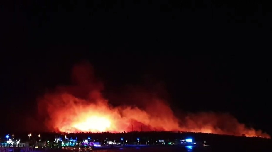 Obľúbenú chorvátsku pláž zachvátil mohutný požiar, evakuovali tisíce ľudí