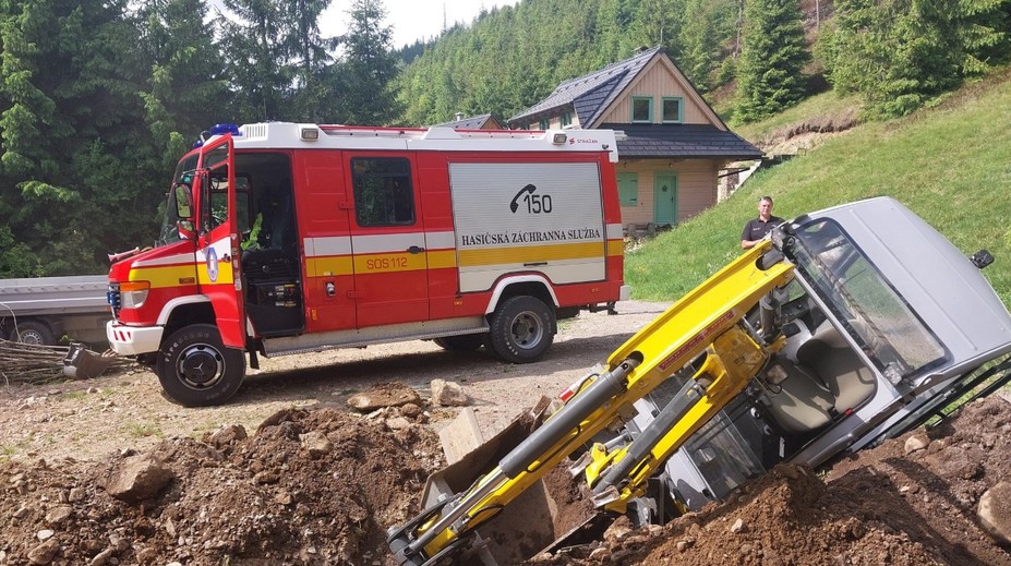 Dráma vo Vyšnej Boci: Prevrátil sa bager, zraneného muža prevážal vrtuľník