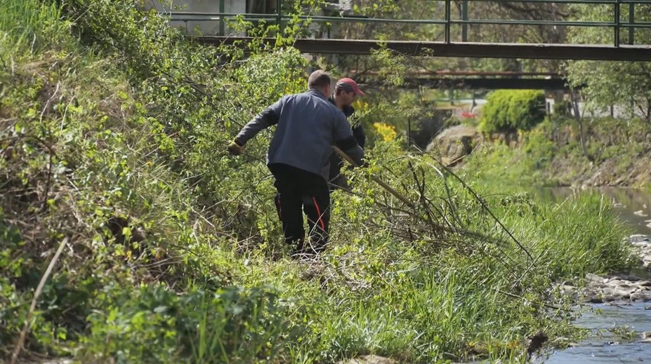 Koryto potoka im zarastá, vodohospodári im nepomáhajú. Na Považí vzali vec do vlastných rúk