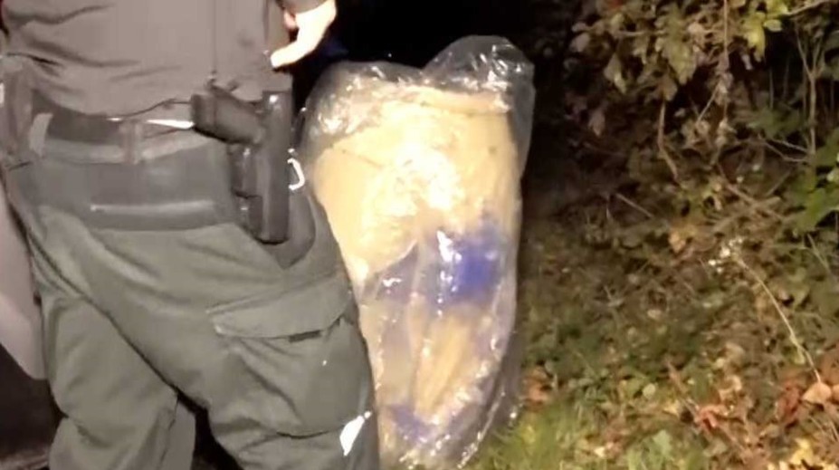 FOTO: Záhadný sud na dne Domaše. Polícia má podozrenie, že sú v ňom kostrové pozostatky človeka