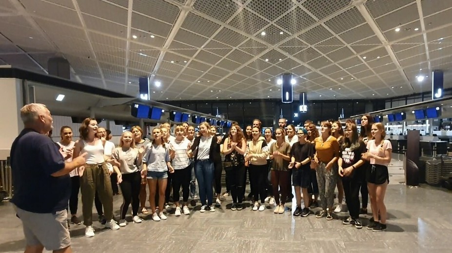 Časť trnavských gymnazistov, ktorí pre tajfún uviazli v Tokiu, už je doma