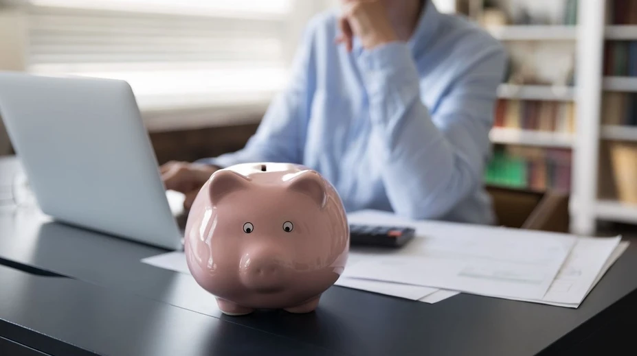 Sama prišla o úspory, potom začala klamať iným. Seniorka má vrátiť takmer 1,5 milióna
