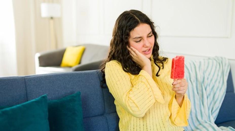 Boľavé zuby pri zmrzline či limonáde. Ako si pomôcť a kedy už treba zubára?