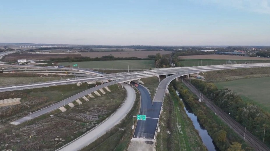 Významný míľnik na dopravnom megaprojekte. Na križovatke diaľnic D1 a D4 sprejazdnia prvé vetvy