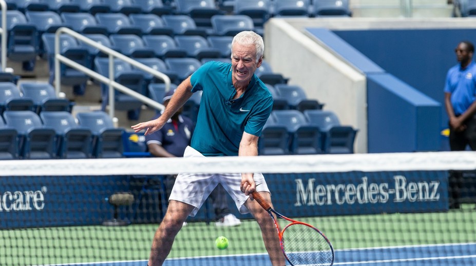 Toto nemôžete myslieť vážne!? Tenisový Búrlivák McEnroe oslavuje šesťdesiatku