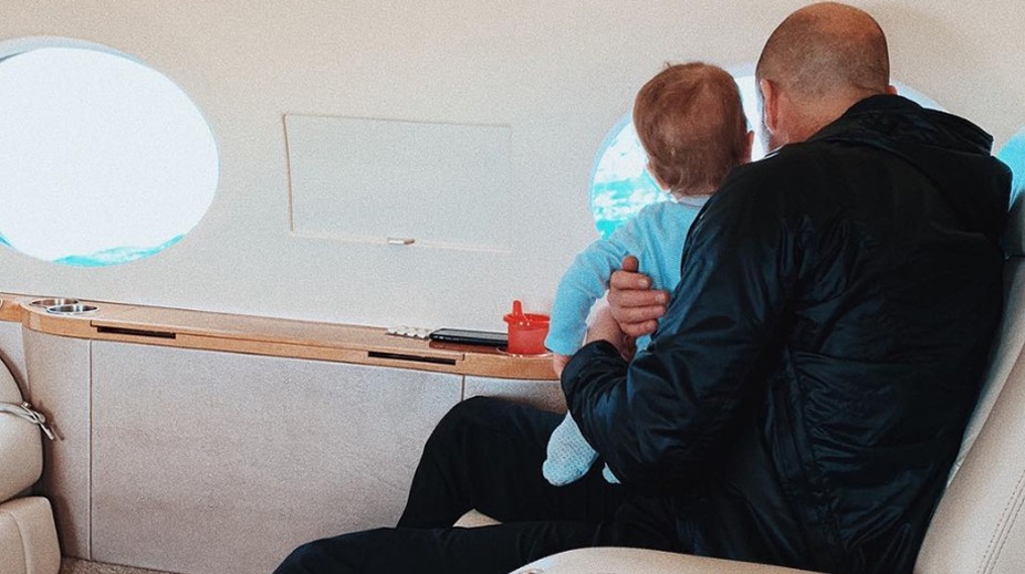 Modelka zverejnila fotku synčeka s manželom. Na tomto mieste by ste ich nečakali