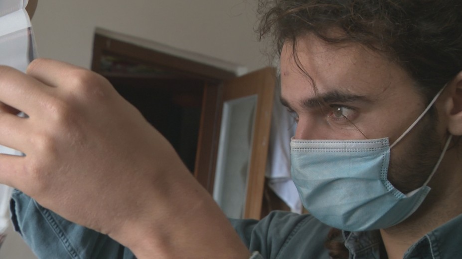 Amin je dobrodruh telom aj dušou. Na konte má zážitky, ktoré nadobudol nelegálnym spôsobom