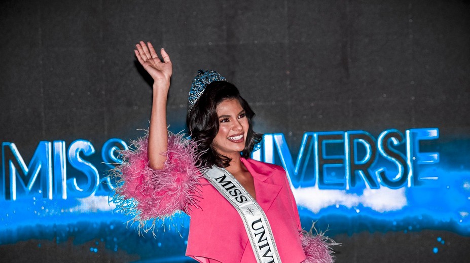 Víťazka Miss Universe upadla do nemilosti. Čelí obvineniu z vlastizrady, domov sa vrátiť nemôže