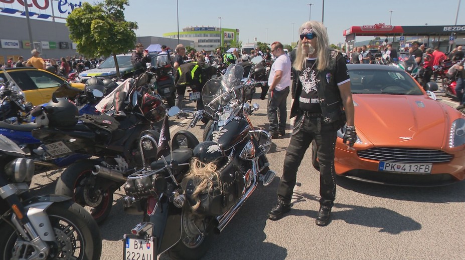 Burácajúce motory, pískajúce gumy, nablýskané mašiny. Motorkári a vodiči áut vyrazili na jazdu Bratislavou