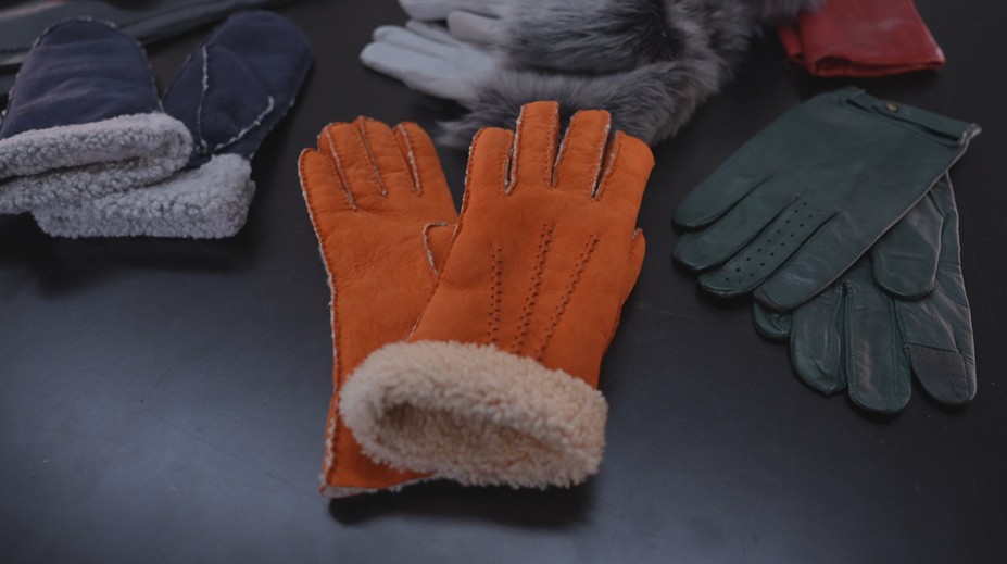 Remeslo, ktoré mizne. Táto žena šije rukavice ako „druhú kožu“