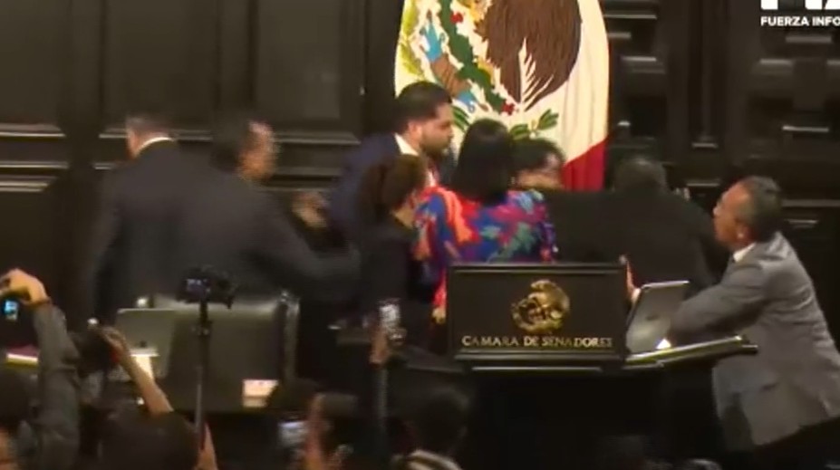 VIDEO: V mexickom senáte sa strhla bitka. Padali aj vyhrážky smrťou