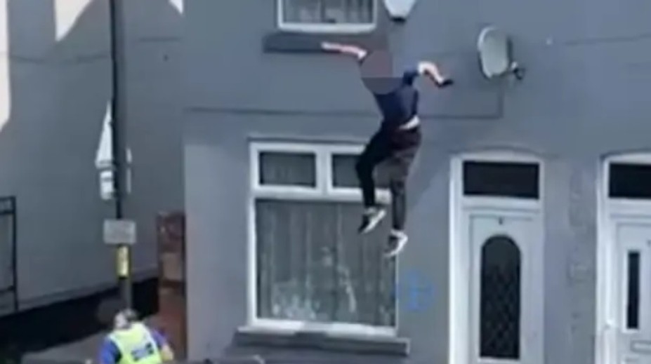 VIDEO: Útek mu nevyšiel. Podozrivý sa chcel pred policajtmi ukryť na streche, následne z nej spadol