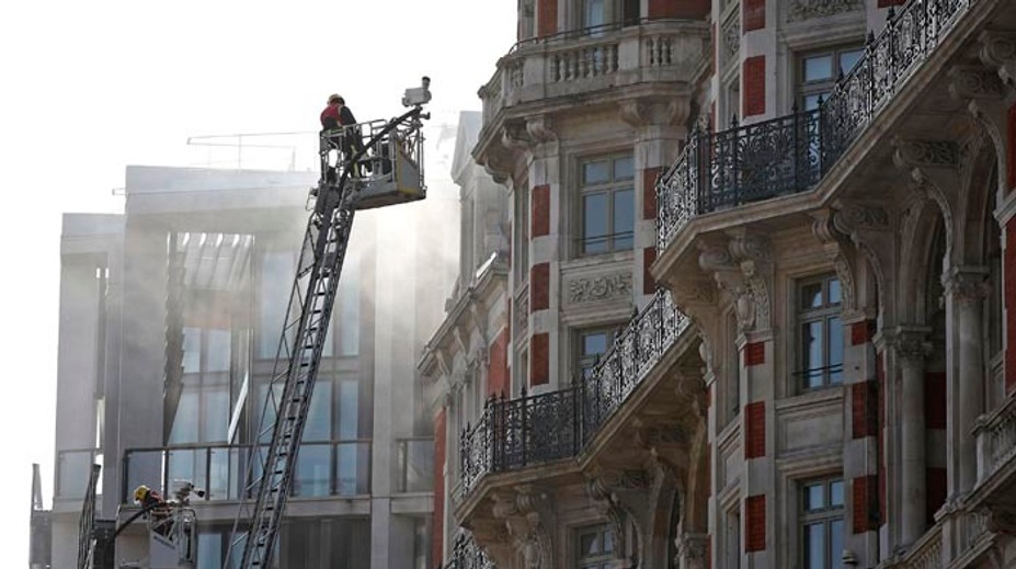 Luxusný hotel v Londýne zachvátil požiar, evakuovali aj Robbieho Williamsa